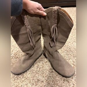 Ariat women’s suede leather fringe boots- like new